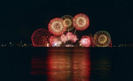 作为日本文化的标志之一，日本的花火大会为什么要在夏天举行？
