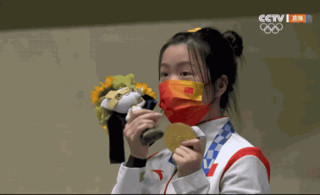 中国首金的杨倩被日本网友追捧：漂亮，杨贵妃的后人！