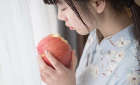 [西ER酱] - 旗袍少女吃苹果虔诚而优雅 [41P] [41P/87 MB]