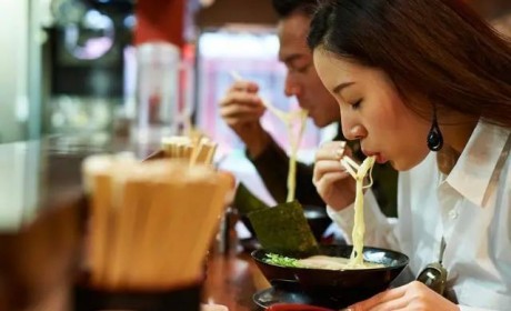 在日本，女孩独自一人到餐馆吃饭有多困难？
