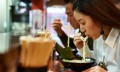 在日本，女孩独自一人到餐馆吃饭有多困难？