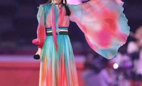 东京奥运会闭幕式表演上，让人眼前一亮的这位彩裙美女是谁？